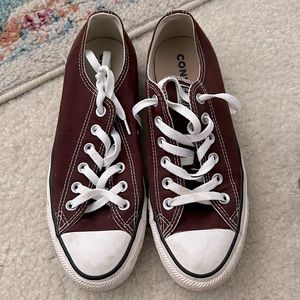 M6/W8 unisex maroon converse all star low top chuck Taylors sneakers